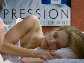 Кэтрин Кинер голая, Элизабет Беркли секси, Бриджит Уилсон голая – Настоящая блондинка (1997) #9