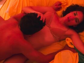 Карли Гевара секси – Оставленный позади сад (2019) #5