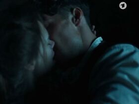 Мерседес Мюллер секси – Октоберфест: Пиво и кровь s01e01 (2020) #2