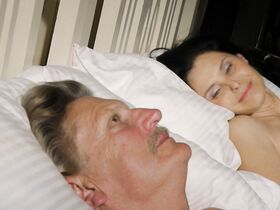 Бригитте Яуфенталер голая – Четыре женщины и одни похороны s09e01 (2017) #3