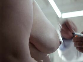 Кира Джонсон голая – Тёмное зеркало (2018)