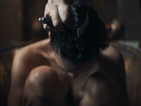 Эларика Джонсон секси – Открытие ведьм s01e02-07 (2018) #10