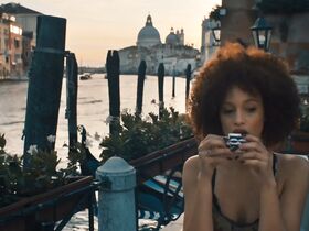 Эларика Джонсон секси – Открытие ведьм s01e02-07 (2018) #2