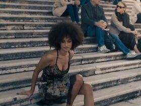 Эларика Джонсон секси – Открытие ведьм s01e02-07 (2018) #3