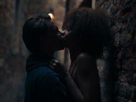 Эларика Джонсон секси – Открытие ведьм s01e02-07 (2018) #5