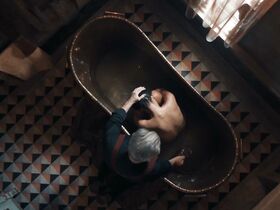 Эларика Джонсон секси – Открытие ведьм s01e02-07 (2018) #9