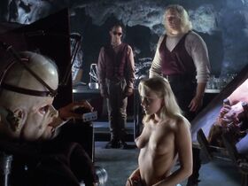 Жаклин Ловелл голая, Александрия Куинн голая – Глава Семейства (1996) #14