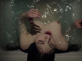 Индиа Айсли голая – Тёмное зеркало (2018) #3