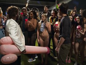 Эйми Тигарден секси, Лили Дрю Детуайлер голая, Шарлотта МакКинни секси, Лиз Кац голая – Гостевой дом (2020)