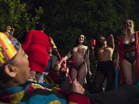 Эйми Тигарден секси, Лили Дрю Детуайлер голая, Шарлотта МакКинни секси, Лиз Кац голая – Гостевой дом (2020) #20