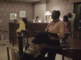 Шэрон Оджа голая, Омовуми Дада голая – Журналистка (2019) #10