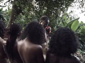 Шэрон Оджа голая, Омовуми Дада голая – Журналистка (2019) #15