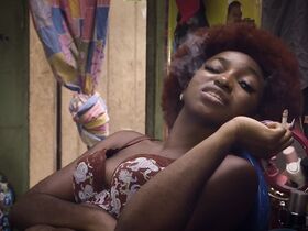 Шэрон Оджа голая, Омовуми Дада голая – Журналистка (2019) #2