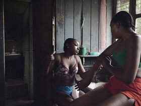 Шэрон Оджа голая, Омовуми Дада голая – Журналистка (2019) #4