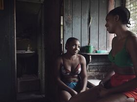 Шэрон Оджа голая, Омовуми Дада голая – Журналистка (2019) #7