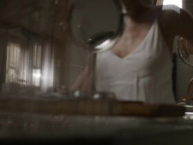 МакКензи Портер секси – Путешественники s01e07 (2016) #2