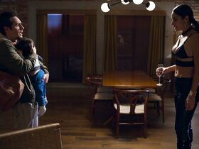 Эсмеральда Пиментел секси – Побудь отцом (2020) #4