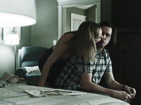 Джуди Грир голая – Шучу s01e08 (2018) #13