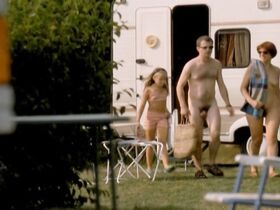 Франсуаз Пинквассер голая – Хочу каникулы! (2002)