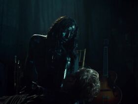 Анна Хопкинс секси – Сумеречные охотники s03e01 (2018)