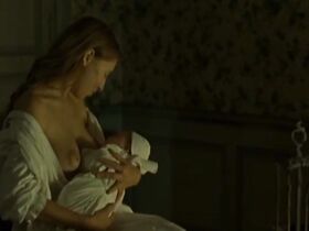 Изильд Ле Беско голая, Эмили Декенн секси – Похитительница (2005) #2