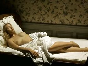 Изильд Ле Беско голая, Эмили Декенн секси – Похитительница (2005) #3