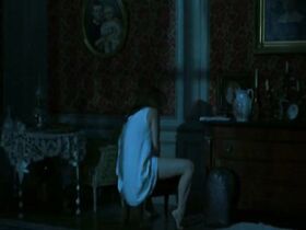 Изильд Ле Беско голая, Эмили Декенн секси – Похитительница (2005) #9