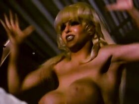 Энн Мари голая – Долина блаженства (1979) #6