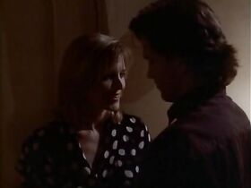 Кортни Торн-Смит секси – Мелроуз Плэйс s02e01 (1994) #1