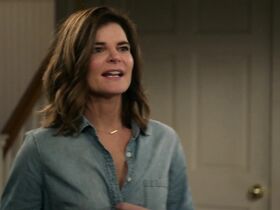 Бетси Брандт секси – Жизнь в деталях s02e19 (2016) #1