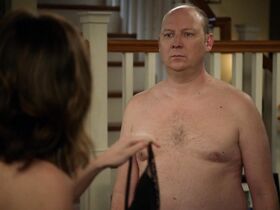 Бетси Брандт секси – Жизнь в деталях s02e19 (2016) #3