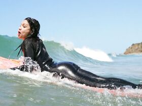 Карсон Мейер секси, Бьянка А. Сантос секси, Памела Андерсон секси, Молли Рингуолд секси – SPF-18 (2017) #11