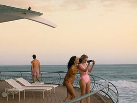 Карсон Мейер секси, Бьянка А. Сантос секси, Памела Андерсон секси, Молли Рингуолд секси – SPF-18 (2017) #5