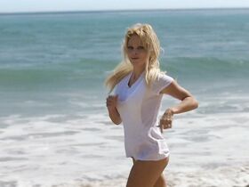 Карсон Мейер секси, Бьянка А. Сантос секси, Памела Андерсон секси, Молли Рингуолд секси – SPF-18 (2017) #9