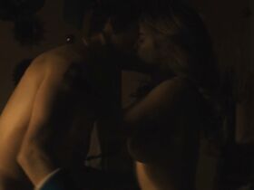 Эддисон Тимлин голая – Спать в пластике (2019) #11