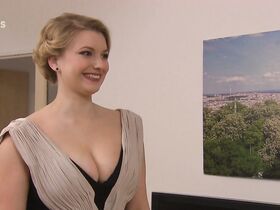 Мальвина Пахлова секси – The Street e3851 (2020)