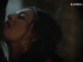 Амира Касар секси – Версаль s01e06 (2015) #2