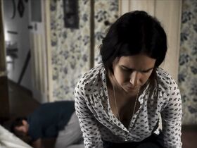 Кэтрин Уотерстон секси – Третий день s01e02 (2020)