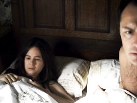 Кэтрин Уотерстон секси – Третий день s01e02 (2020) #3