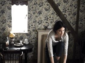 Кэтрин Уотерстон секси – Третий день s01e02 (2020) #6