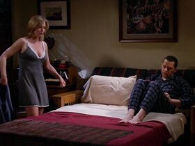 Кортни Торн-Смит секси – Два с половиной человека s12e14 (2014)