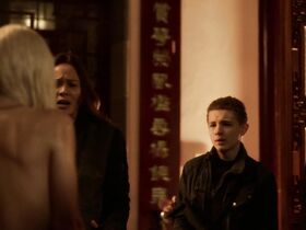 Скарлет Хефнер секси – Рухнувшие небеса s04e07 (2014) #3