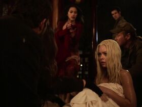 Скарлет Хефнер секси – Рухнувшие небеса s04e07 (2014)