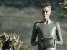 Аманда Коллин секси – Воспитанные волками s01e04 (2020) #20