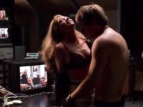 Ребекка Гэйхарт секси – Пропавшая s01e06 (2006)