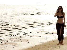 Дженна Б. Келли секси, Клэр Форлани секси – Ценный груз (2016) #4