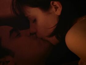 Зои Дешанель секси – Безумные похороны (2004) #3