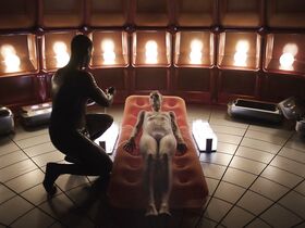 Аманда Коллин голая – Воспитанные волками s01e01 (2020)