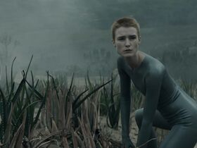 Аманда Коллин голая – Воспитанные волками s01e01 (2020) #13