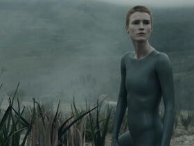 Аманда Коллин голая – Воспитанные волками s01e01 (2020) #14